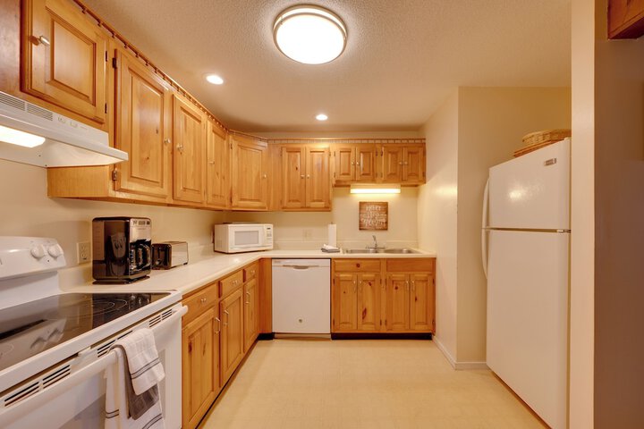 3 Mi to Story Land: All-season Family Condo