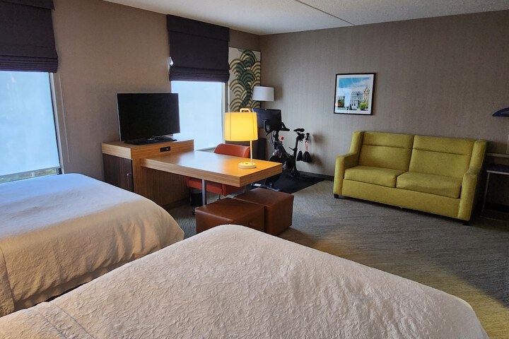 Hampton Inn & Suites Albany Airport