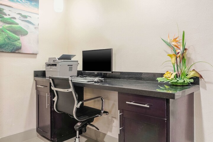 Business Center 32 of 36