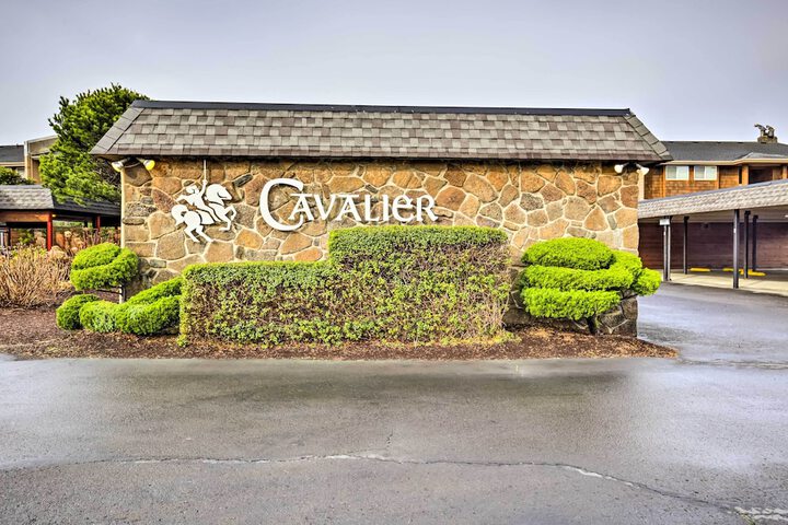 Beachfront Lincoln City Condo-patio & Pool Access!
