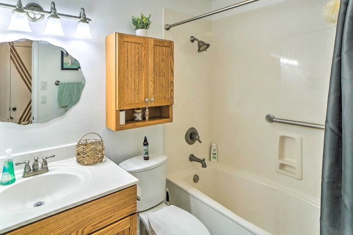 Family-friendly Broken Arrow Retreat w / Yard!