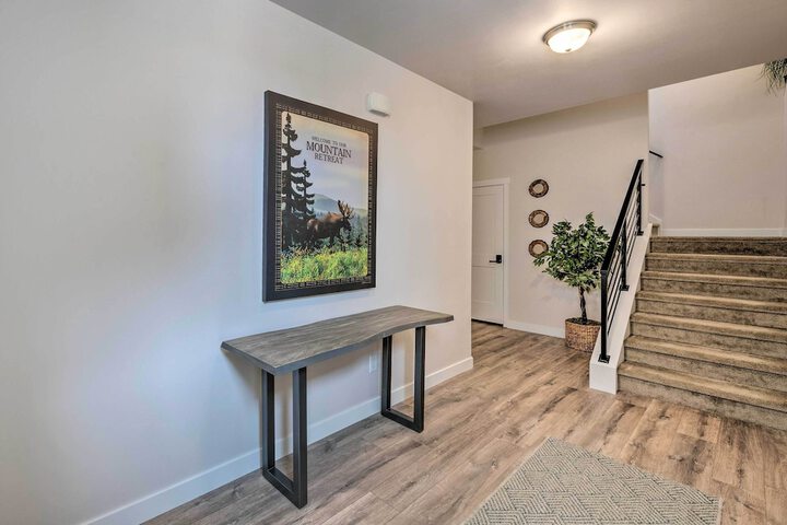 Inviting Hideout Townhome w / Balcony & Lake Views!