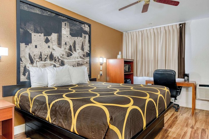 Room 14 of 77