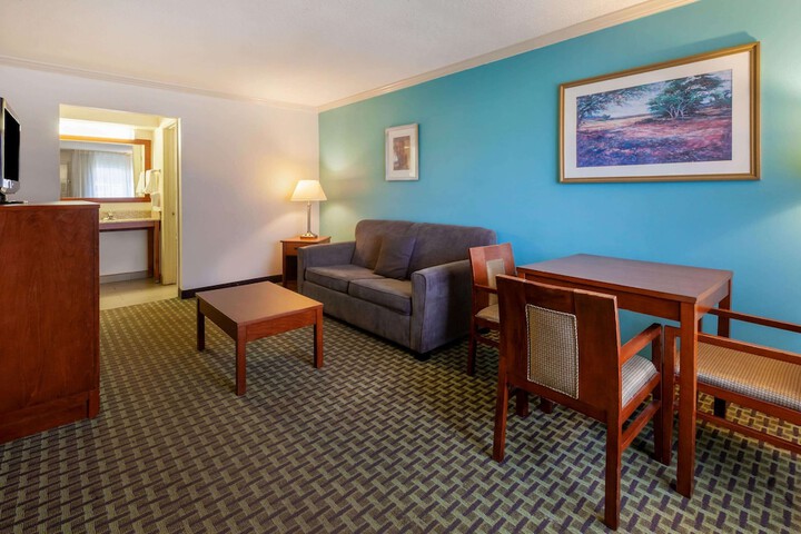 Room 33 of 87