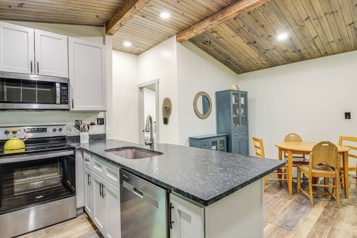 Dandridge Home on Douglas Lake w / Hot Tub & Dock!