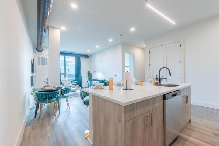 Emerald Escape Free Parking, 2 Bath, Sleeps 8 Near American Dream and The Airport, King Bed and 2 Queen Beds, Washer and Dryer