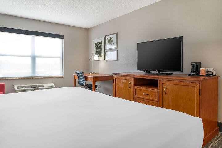 Country Inn & Suites by Radisson Rossford - Toledo South
