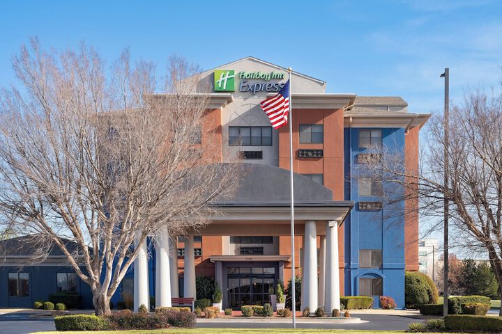 Holiday Inn Express & Suites Midwest by IHG