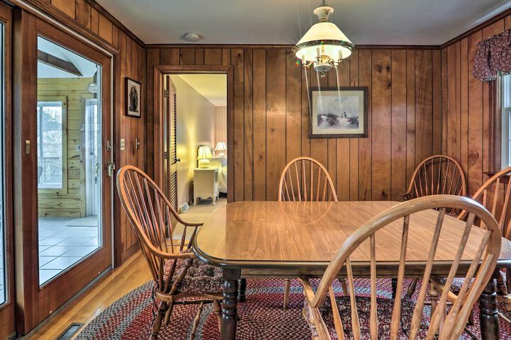 1 Mi to Beach: Quiet West Dennis Escape w / Sunroom