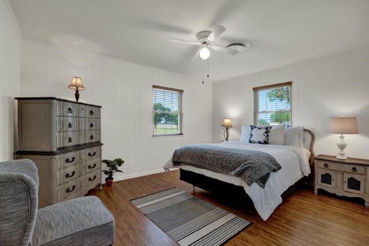 Spacious Home - Fire Pit BBQ and Outdoor Seating!