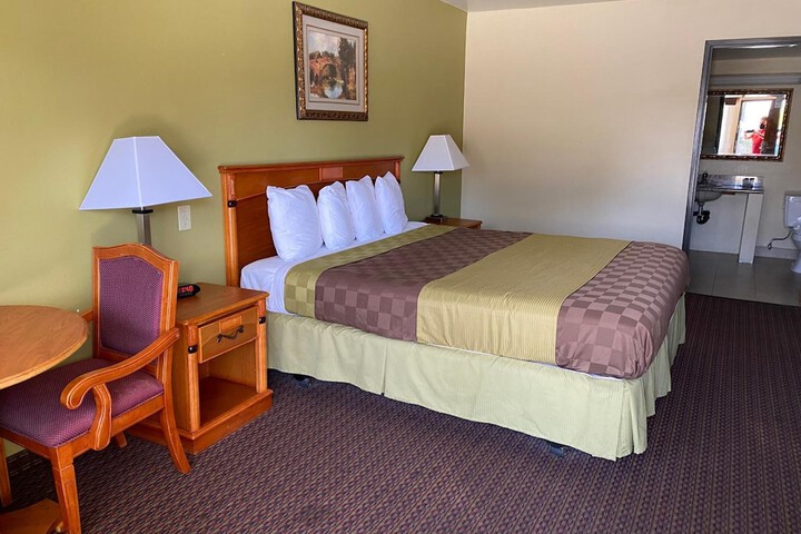 Room 17 of 28