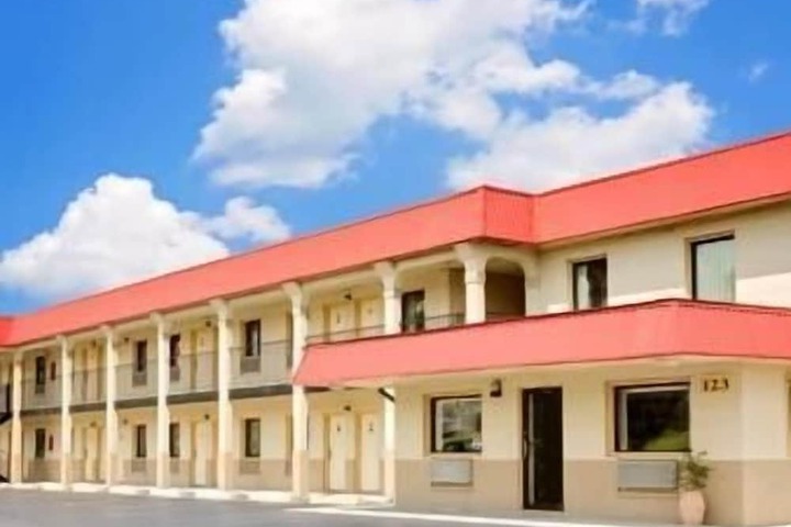 Super 8 by Wyndham Laurel