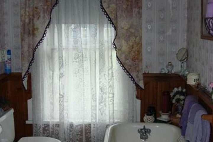 Room 12 of 16