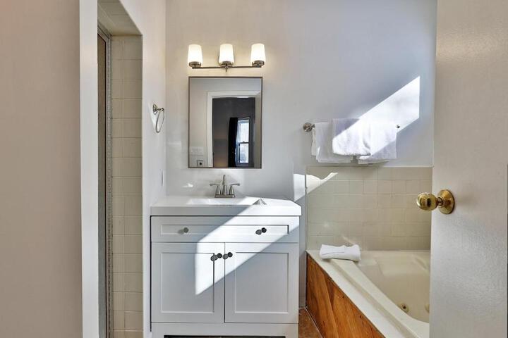 Skiers! Fox Hollow 2BR 2BA Condo Across from Pico, Minutes to Killington condo