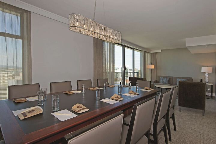 DoubleTree by Hilton Hotel & Suites Victoria