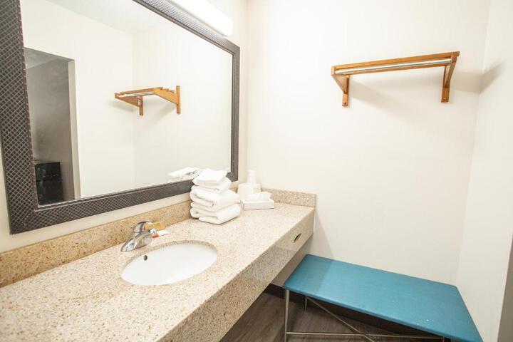 OYO hotel Greensboro east I 40
