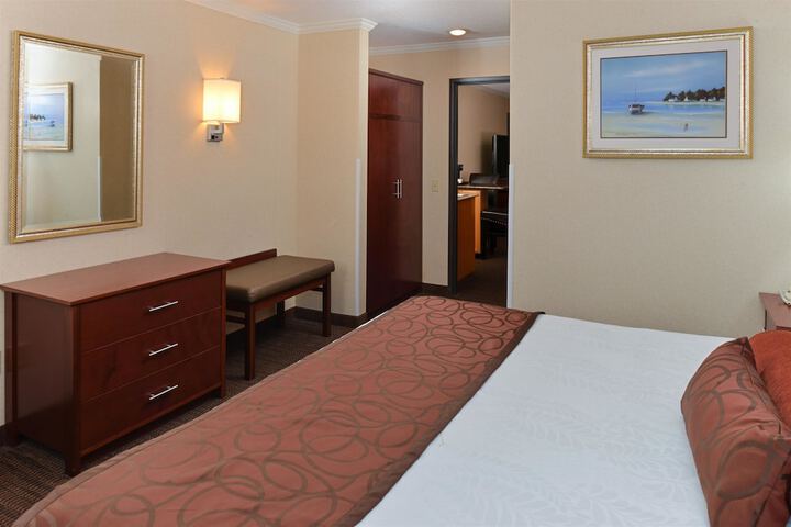 Best Western Plus Landmark Inn
