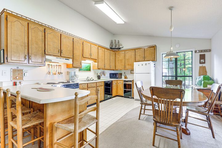 Waterfront Wheeler Lake Home w / Furnished Deck