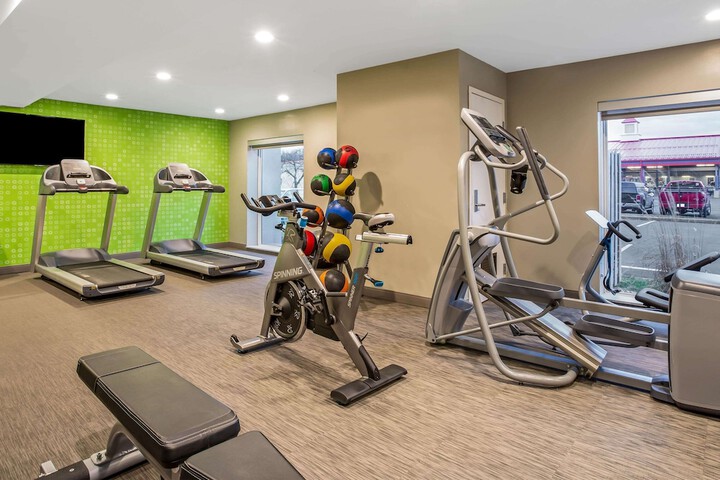 La Quinta Inn & Suites by Wyndham Hartford - Bradley Airport