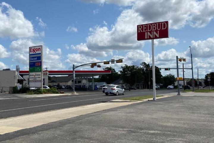 Redbud Inn