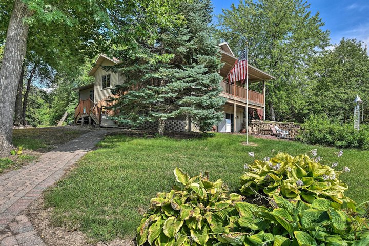 Private Lakefront Cabin w / Hot Tub Deck & Views