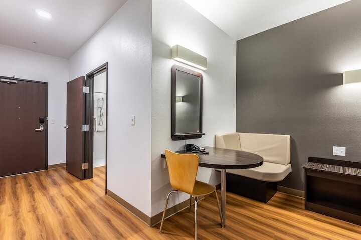 Room 17 of 33