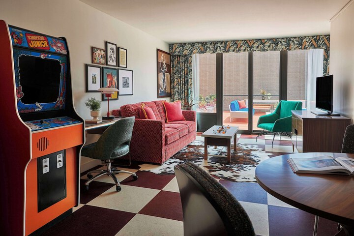 Room 27 of 76