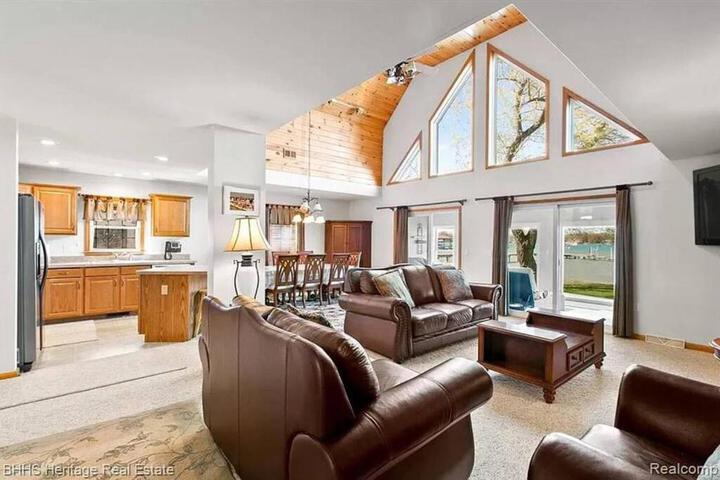 Newer Cottage on the Lake ample space for boats