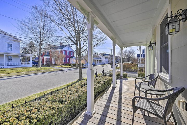 Bright Apartment - 1 / 2 Mi to Greenport Harbor!