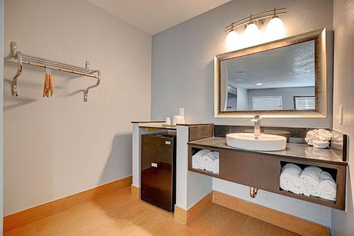Room 11 of 18