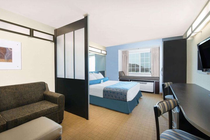 Room 4 of 16