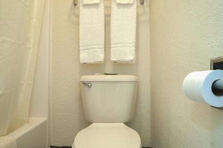 EXECUTIVE INN AND SUITES