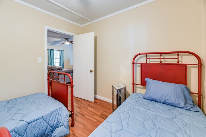 Riverfront Edenton Condo w / Porch & Boat Ramp!