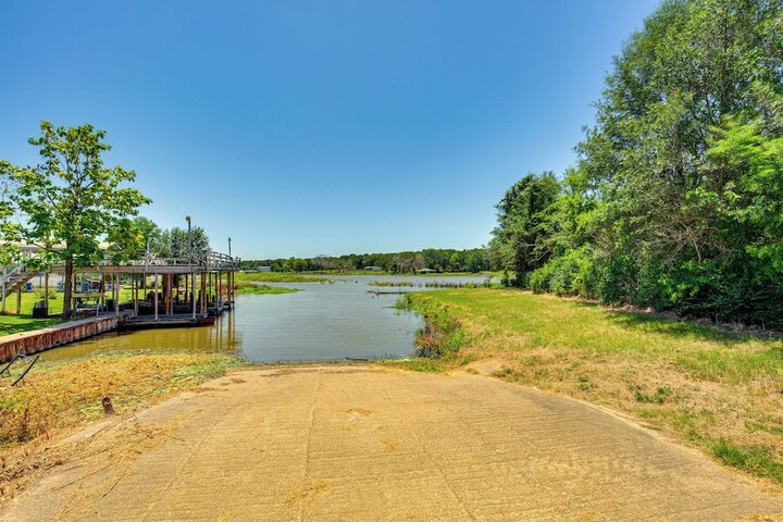 Cedar Creek Reservoir Home w / Private Boat Ramp!