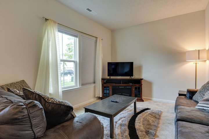Spacious Home w / Fireplace - Near Golf!