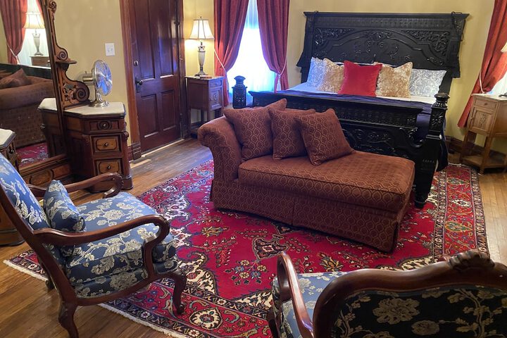 Vineyard Mansion & Carriage House Bed & Breakfast