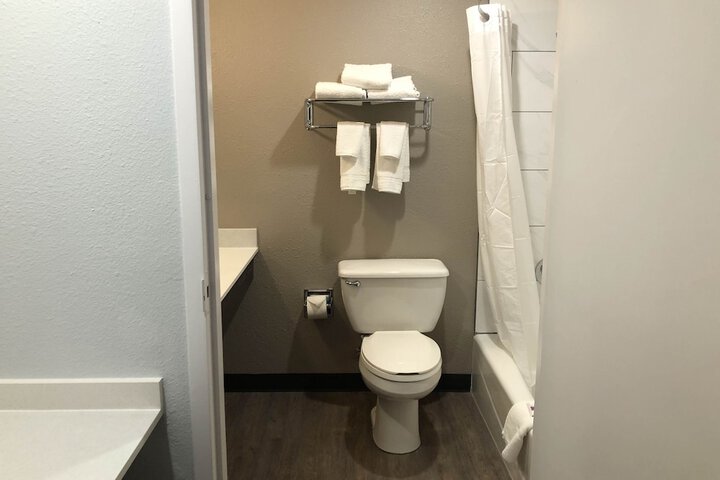 Room 8 of 9
