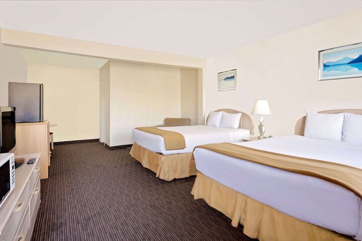 Room 6 of 18