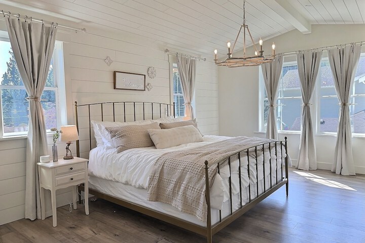 Serene 5BR Farmhouse Retreat Shoreline