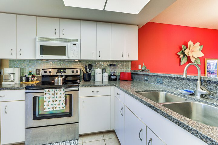 8 Mi to Beach w / Pool Access: Englewood Condo!