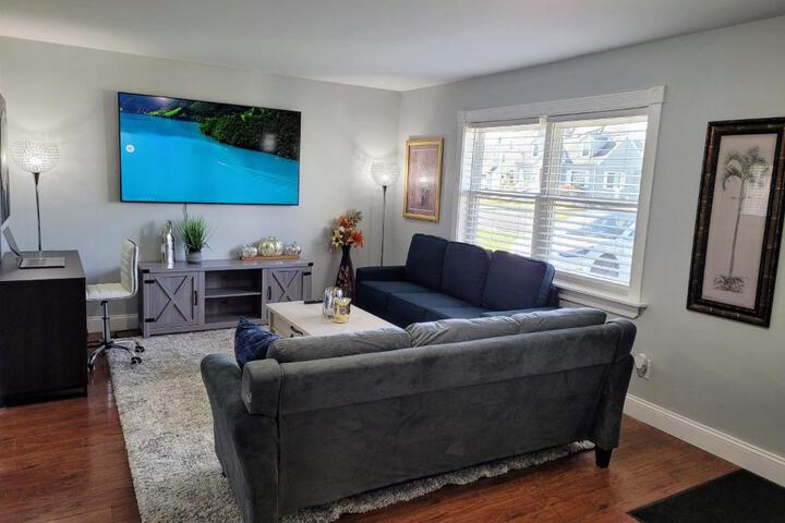 Nice house with private parking king bed fenced yard