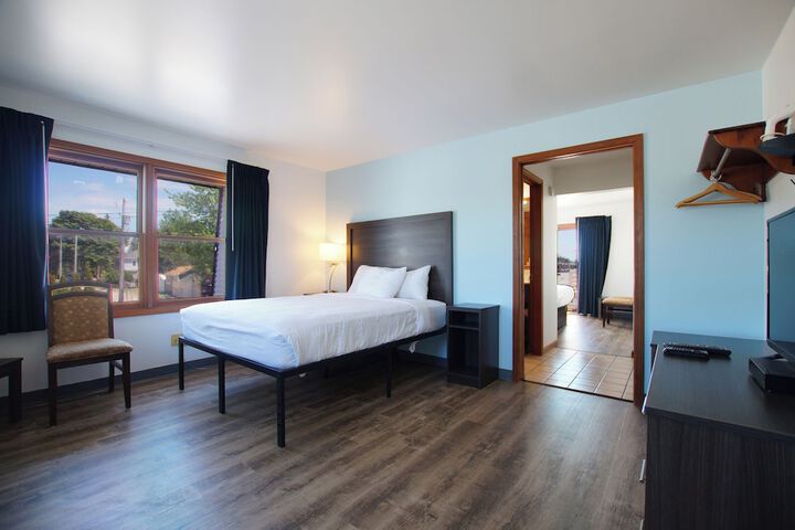 Snyders Shoreline Inn