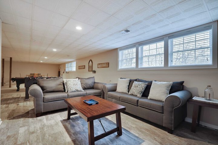 The Nest at Pinecrest by Avantstay Spacious Deck Game Room, Fire Pit