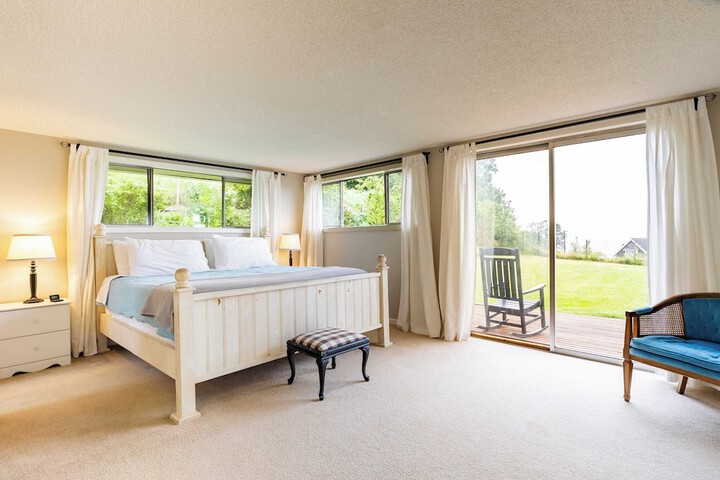 Private Beach Access + Water Views! Sleeps 18 Historic 6bdr Farmhouse w / Deck
