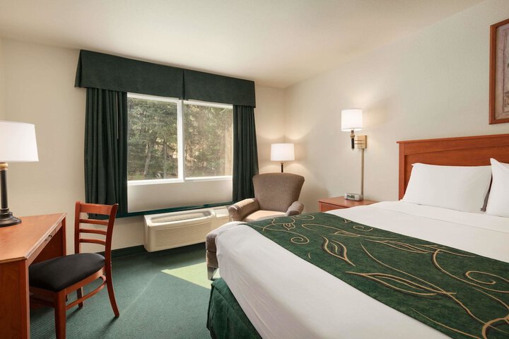 Travelodge by Wyndham Dunsmuir