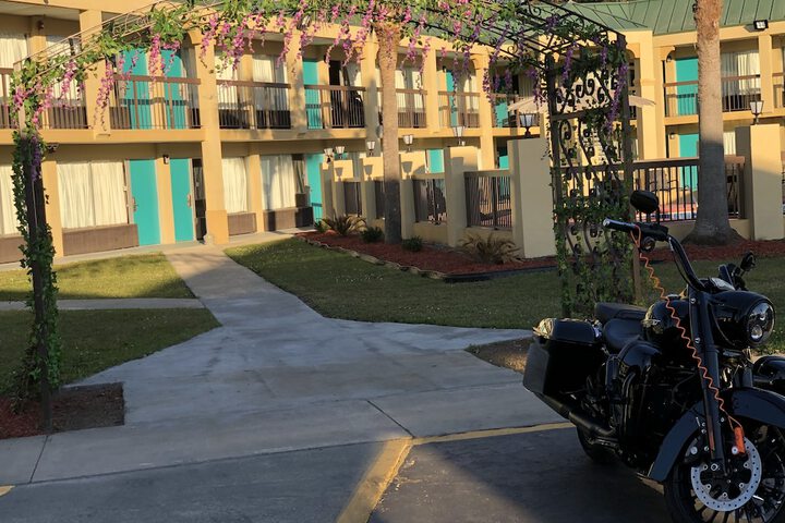 Hotel Exterior 92 of 110