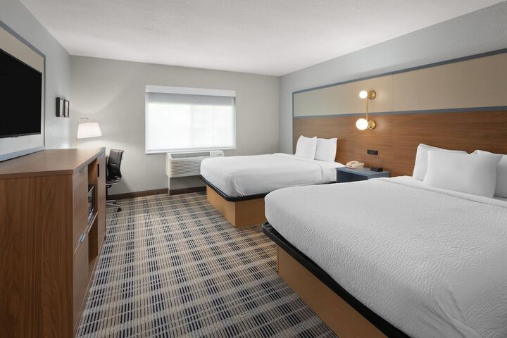 AmericInn by Wyndham Douglas / Saugatuck