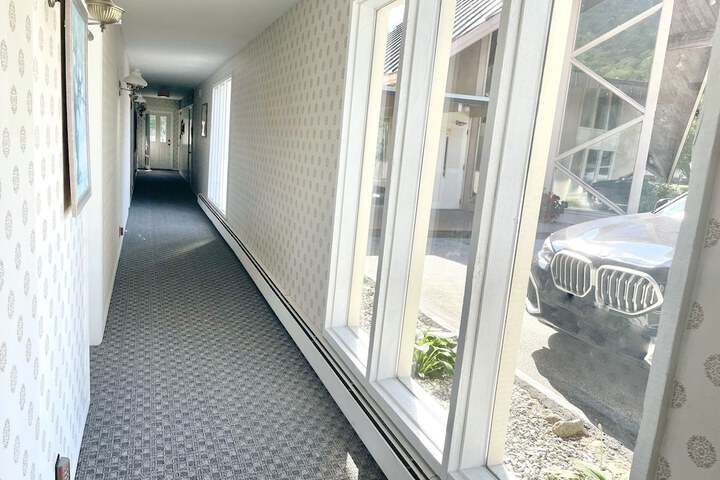 Ballroom/Hall 22 of 27