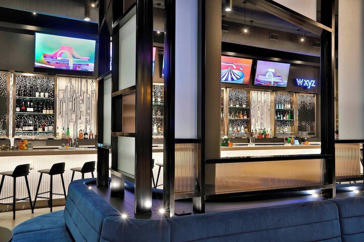 Lounge 37 of 44