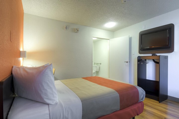 Room 11 of 39